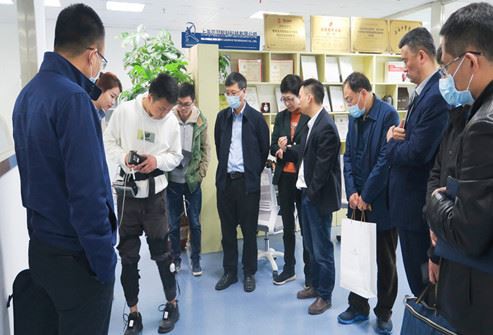 Het onderzoeksteam van het National Research Center for Rehabilitation Techni...